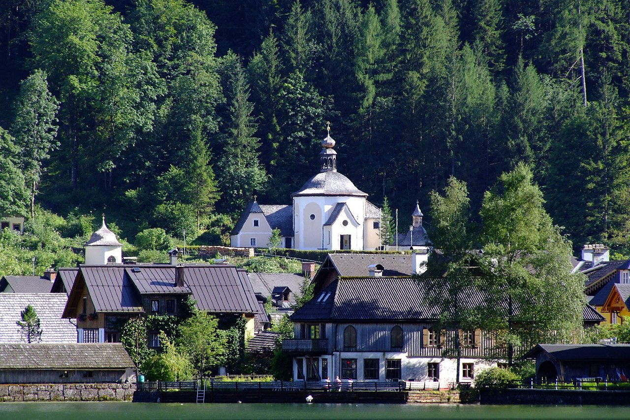 Hallstatt Kalvarienbergkirche Mesnerhaus und Kreuzwegkapelle IV.jpg