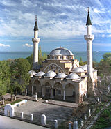 Dschuma-Dschami-Moschee in Jewpatorija (Krim). Links: Vorderansicht. Rechts: Rückansicht.