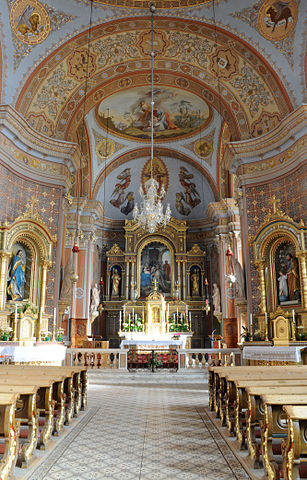 View of the main nave of the parish church of St. Ulrich in Gröden. The four statues are on the corner pillars of the presbytery