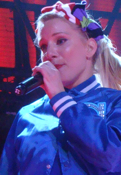 Heather Morris hahmonaan Brittany Piercenä Gleen livekonsertissa.