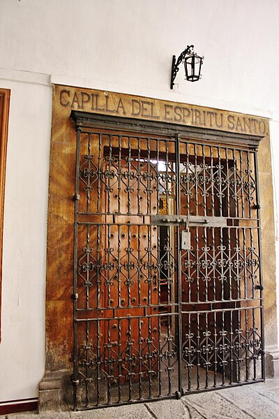 File:Holy Spirit Chapel (Ochavo), Cathedral of Puebla, Puebla de los Ángeles, Puebla state, Mexico 2.jpg