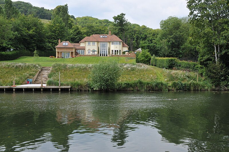 File:House overlooking the Thames - geograph.org.uk - 2538440.jpg