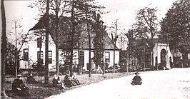 Huize Ribbius aan de Heuvel, afgebroken rond 1960.Rechts de Poort van Binderen