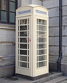 A Hull K6 telephone box Hull telephone box (27857173504).jpg