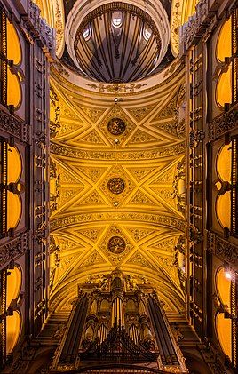 Igreja de San Juan el Real, centro de Calatayud, província de Saragoça, Espanha. A igreja barroca foi construída nos séculos XVII e XVIII e está adornada, entre outros, com alguns dos primeiros trabalhos de Francisco de Goya nos pendículos da cúpula central (definição 5 534 × 8 688)