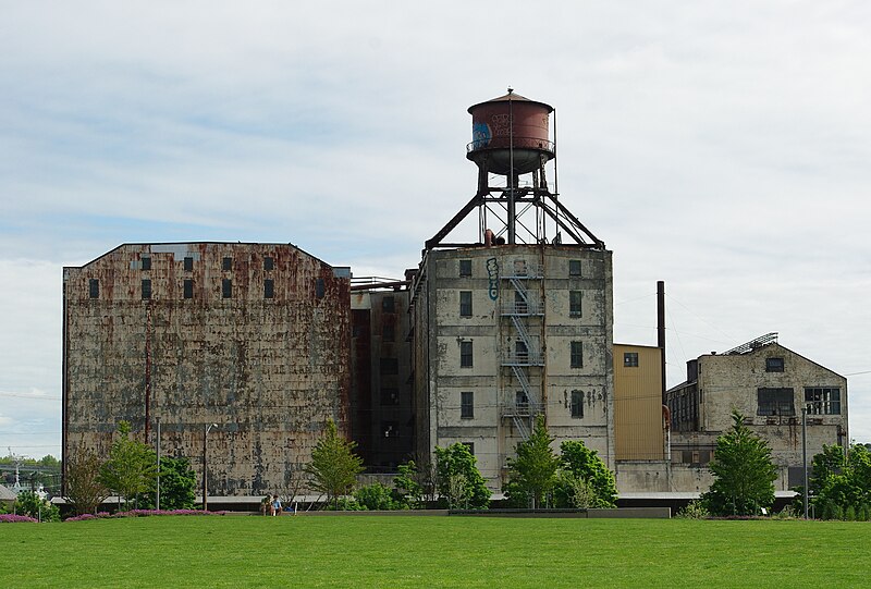 File:Industrial building along Willamette from The Fields - Portland, Oregon.JPG