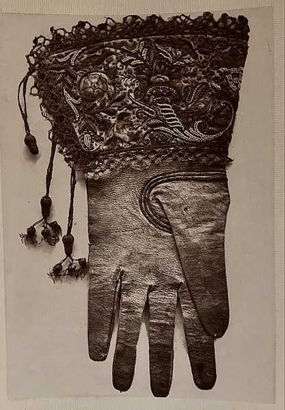 File:Isabel Agnes Cowper photograph of glove.jpg