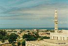 Isbaheysigamoskee in Mogadishu; Indische Oceaon op d'n achtergroond.