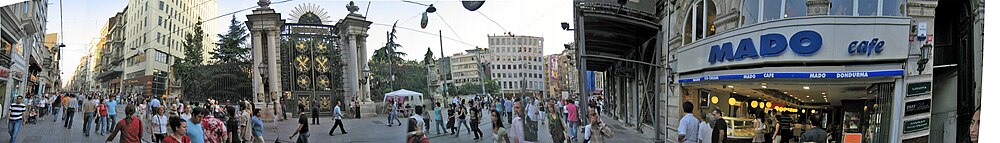 Панорамный вид на улицу Истикляль, видимую с площади Галатасарай перед главными входными воротами Галатасарайской средней школы.
