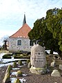 Friedhof mit Umfassungsmauer, hist. Grabzeichen, Kriegerdenkmal, Altbaumbestand