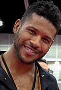 Jeffrey Bowyer-Chapman dans le rôle d'André Stevens