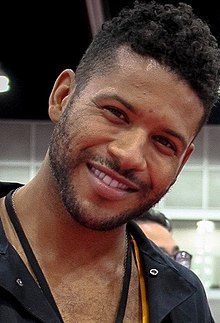 Jeffrey Bowyer-Chapman w Dragcon autorstwa dvsross (przycięte) 2.jpeg