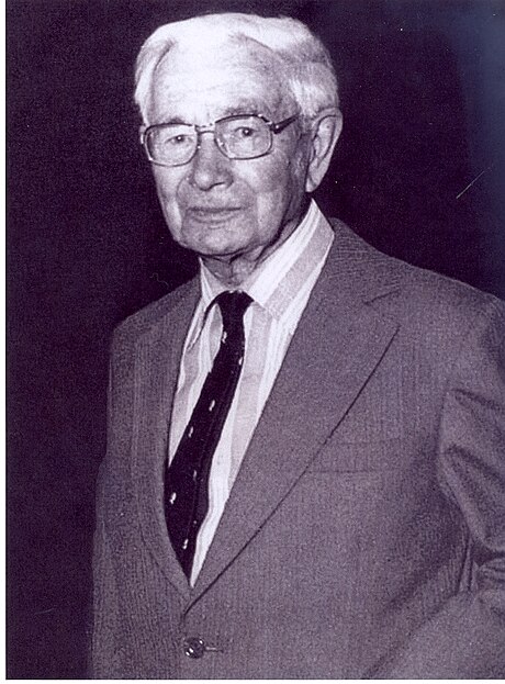 ד"ר ג'ון הרברט תומפסון, מנהלו הראשון של בית החולים הממשלתי, בעת ביקורו ברמב"ם ב-1982