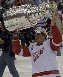 https://upload.wikimedia.org/wikipedia/commons/thumb/b/be/Justin_Abdelkader%27s_Stanley_Cup2008_cropped.jpg/220px-Justin_Abdelkader%27s_Stanley_Cup2008_cropped.jpg