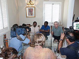 Guy Philippe (ortada, mavi gömlekli), 2004 ayaklanması sırasında uluslararası arabulucularla düzenlediği basın toplantısında