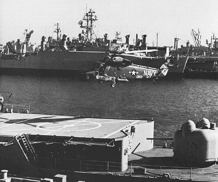 File:Kaman YSH-2E Seasprite landing aboard USS Fox (DLG-33) at San Diego, in 1971.jpg