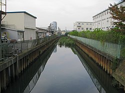 江戸橋付近を流れる毛長川（右側が江戸）