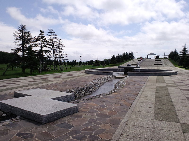 ファイル:Kitamura-Chuo-park murmuring-and-water-commune-square.JPG
