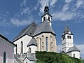 Kitzbühel, dos iglesias (izquierda la iglesia catolica Pfarrkirche Sankt Andreas y derecha la iglesia la Liebfrauenkirche)