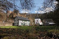 Kloster Ehrenstein: Blick vom kleinen Parkplatz vor dem Kloster auf die Gebäude und links oben: Burg-Ruine