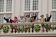 Balkon voorzijde met koninklijke familie