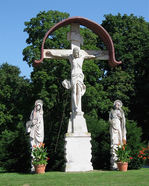 File:Kreuzigungsgruppe Westfriedhof Muenchen-1.jpg