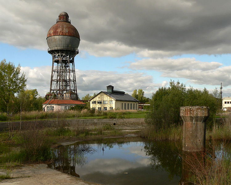 File:Kugelwasserturm Umformerstation Ilseder Hütte.jpg