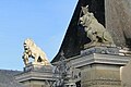 Fotografía que presenta a los leones sobre los pilares del portal de entrada.