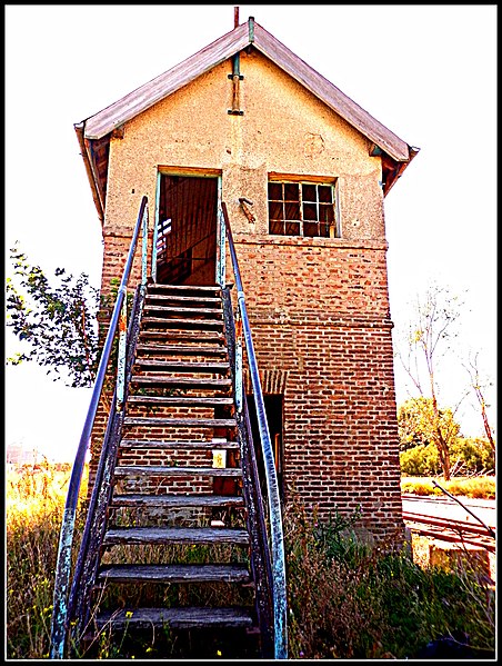 File:La cabina de señales-Carhué - panoramio.jpg