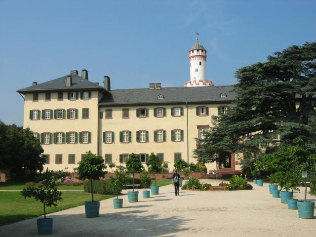 Landgraves' stately home with park and the Schlossturm ("Weißer Turm" or "White Tower"), Bad Homburg's landmark.