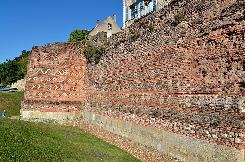 File:Le Mans - Enceinte romaine - tour des pans de gorron et courtine.jpg