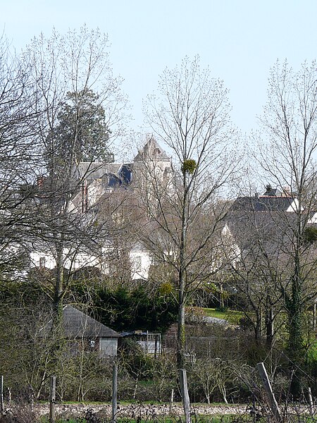 File:Le bourg de Puceul dominant le lotissement du Clos Bernard.JPG