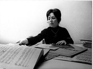 Leonora Milà mira partitures.jpg