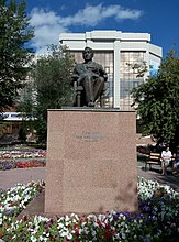 Monument til Lev Gumilyov på territoriet til Eurasian National University oppkalt etter Gumilyov i Astana