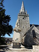 Le monument aux morts et le clocher de l'église.