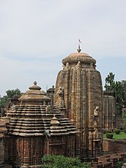 Temple de Lingaraja, shivaïte, v. 1100. Bhubaneswar, Orissa. H. du shikhara (rekha) 60 m., calcaire.
