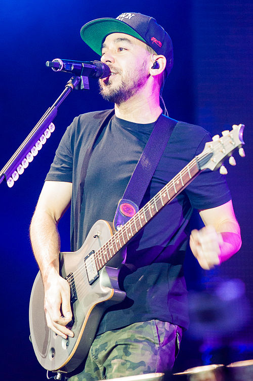 Shinoda performing with Linkin Park in 2014