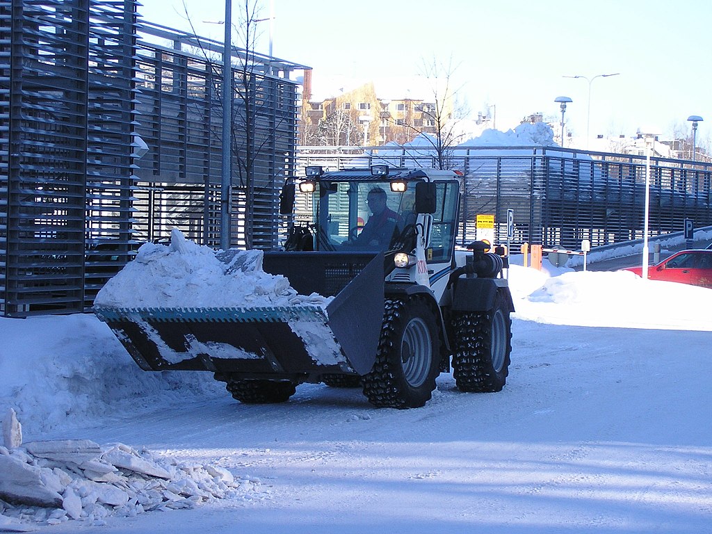 Caricatore (attrezzatura) 1024px-Loader_removing_snow_Jyv%C3%A4skyl%C3%A4