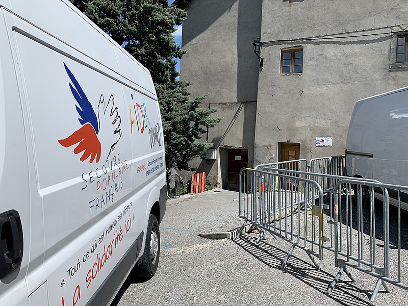 File:Local et camion du Secours Populaire à Embrun (mai 2021).jpg