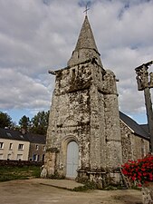 La tour-porche de l'église.