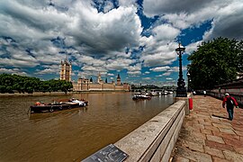 London - Albert Embankment path - Lambeth Palace Road - South Bank - Jubilee Walkway - Panorama view on Victoria Tower Gardens, Houses of Parliament, Westminster Bridge & Saint Thomas Medical School 04.jpg