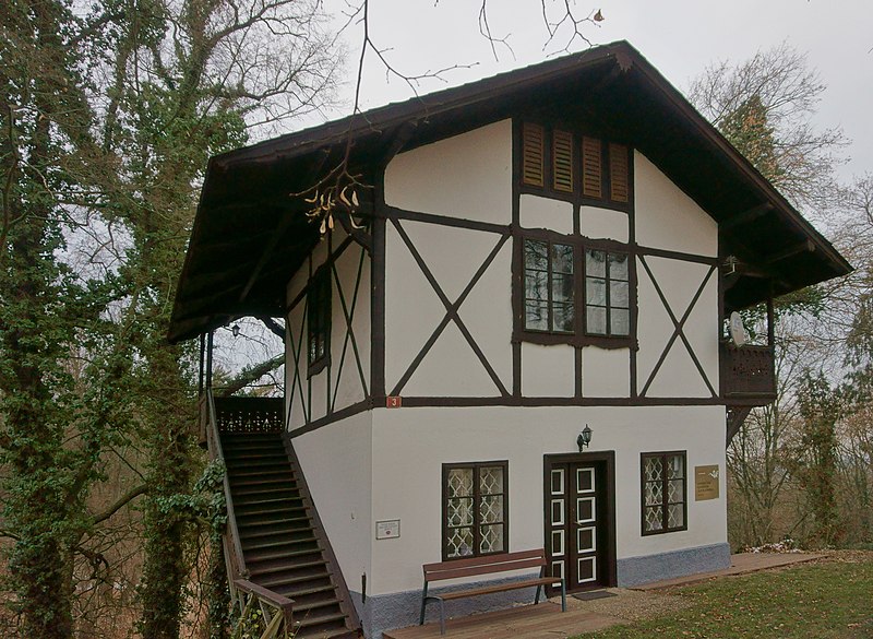 File:Loučeň - Alexandrův domek.jpg