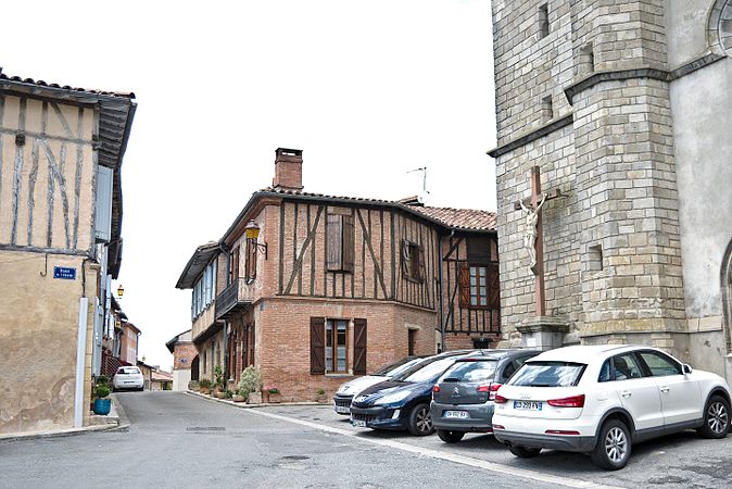 Français : Place de l'église, Loubens-Lauragais