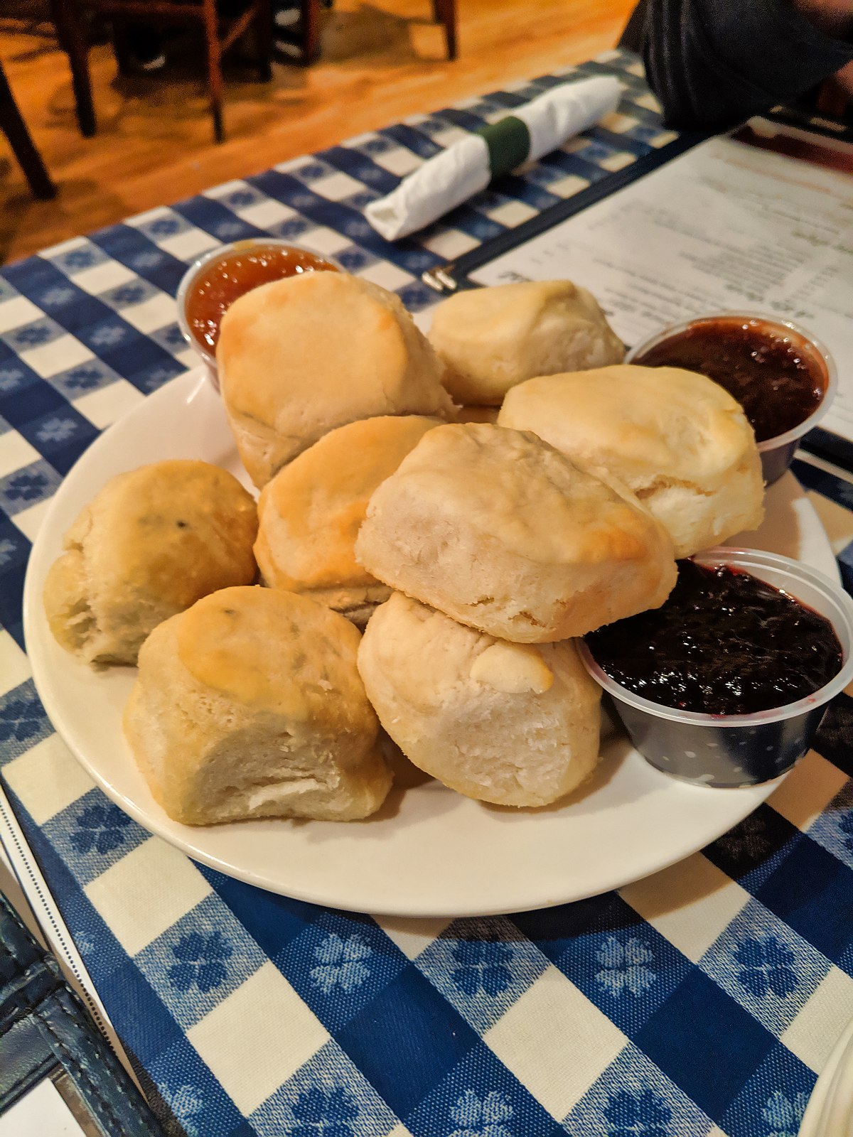 https://upload.wikimedia.org/wikipedia/commons/thumb/b/be/Loveless_Cafe_Biscuits.jpg/1200px-Loveless_Cafe_Biscuits.jpg