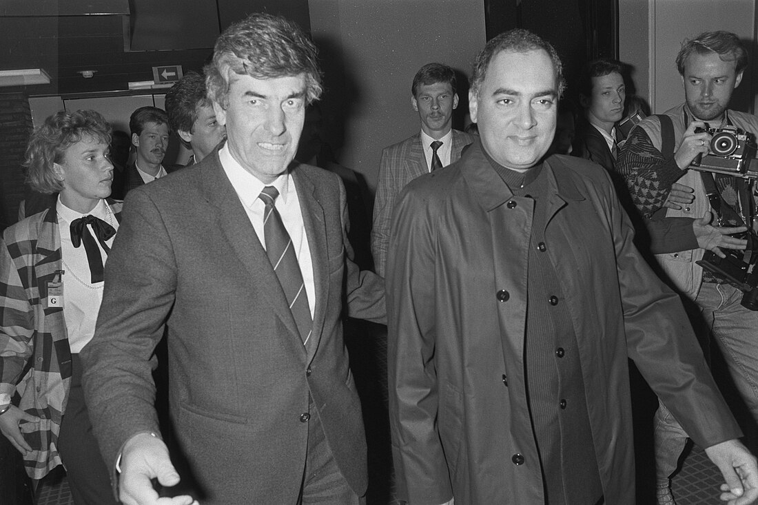 File:Lubbers en premier Gandhi op Schiphol, Bestanddeelnr 934-1090.jpg