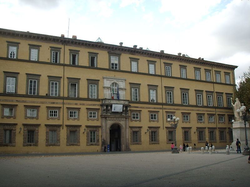 http://upload.wikimedia.org/wikipedia/commons/thumb/b/be/Lucca%2C_palazzo_ducale_00.JPG/800px-Lucca%2C_palazzo_ducale_00.JPG
