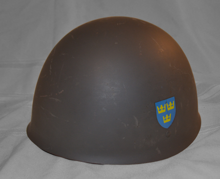 M37 Shell from the side, showing the "Tre Kronor" decal applied on both sides of all Swedish army helmets in 1942, including M21 and M26 designs. M37 HELMET.png