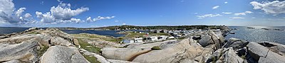 Thumbnail for File:MOSTRANDA TJØME Færder NORWAY Badestrand Public beach Friluftsområde Skjærgård Svaberg Costal rocks Camping caravans Hytter hus Tønsbergfjorden Gon Treidene Moutmarka etc Forvrengt distorted handheld panorama 2021-07-30 IMG 012.jpg