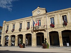 Autre vue de la mairie.