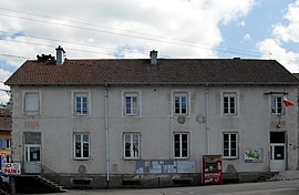 Mandray'daki belediye binası ve okul